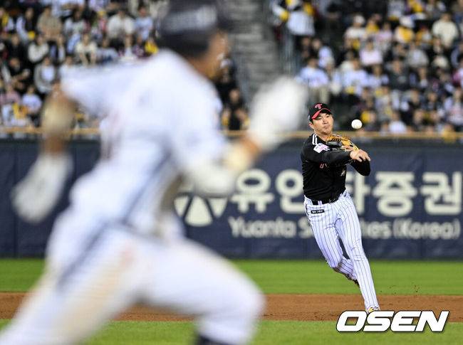 [OSEN=잠실, 이대선 기자] 24일 서울 잠실야구장에서 2026 신한 SOL KBO리그 두산 베어스와 LG 트윈스의 경기가 열렸다.이날 두산은 최승용, LG는 임찬규를 선발로 내세웠다.7회말 LG 오지환이 두산 정수빈의 타구를 잡아 1루로 송구했으나 출루를 허용하고 있다. 2026.04.24 /sunday@osen.co.kr