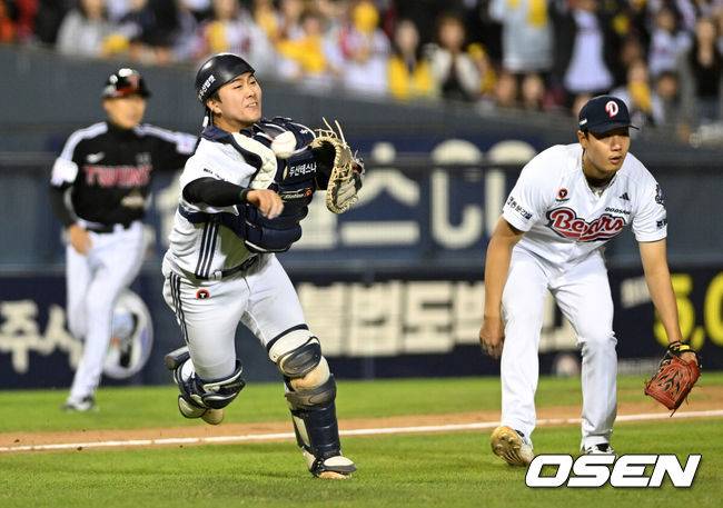 [OSEN=잠실, 이대선 기자] 24일 서울 잠실야구장에서 2026 신한 SOL KBO리그 두산 베어스와 LG 트윈스의 경기가 열렸다.이날 두산은 최승용, LG는 임찬규를 선발로 내세웠다.8회초 무사 1,2루에서 두산 윤준호가 LG 구본혁을 땅볼로 처리하고 있다. 2026.04.24 /sunday@osen.co.kr
