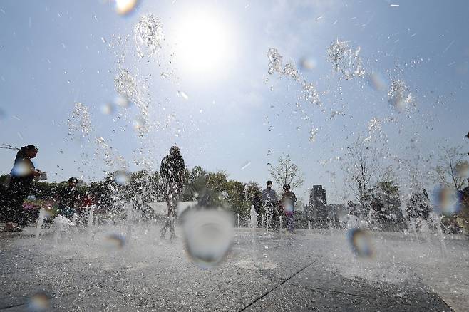 서울 낮기온이 29도까지 오르는 등 초여름 더위가 이어진 지난 19일 서울 노원구 불암산 나비정원에서 열린 ‘2026 불암산 철쭉제’를 찾은 아이들이 물놀이를 하고 있다. 뉴시스