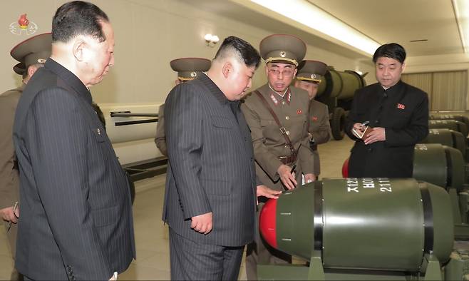김정은 북한 국무위원장이 핵무기병기화 사업을 현지지도하면서 전술핵무기를 살펴보고 있다. 세계일보 자료사진