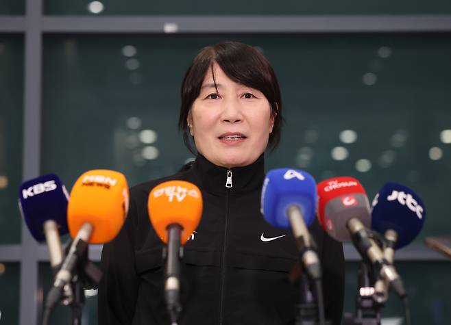 지난 3월 5일 중동 상황 악화로 급거 귀국한 이도희 이란 여자배구 국가대표팀 감독이 인천국제공항 제1터미널을 통해 귀국해 인터뷰를 하고 있다. 뉴시스