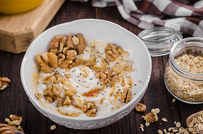 견과류를 더한 요거트. 견과류에는 혈중 콜레스테롤 개선에 관여하는 불포화지방산이 풍부하다.&nbsp;사진=클립아트코리아