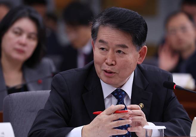 김경협 재외동포청장이 2025년 12월 19일 서울 종로구 정부서울청사 별관에서 열린 외교부(재외동포청)·통일부 업무보고에서 발언하고 있다. 대통령실통신사진기자단