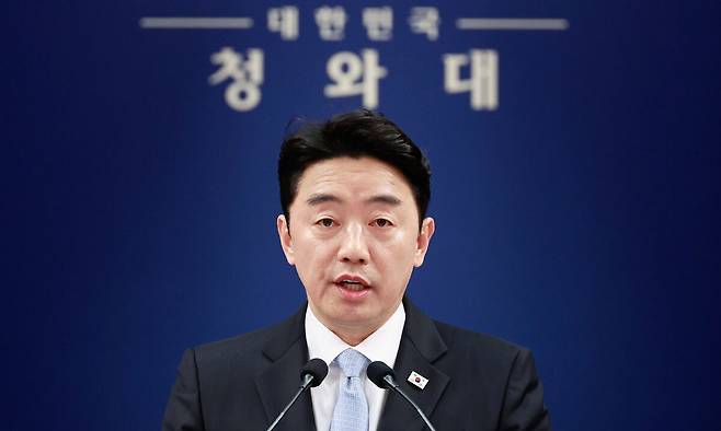 강훈식 대통령 비서실장이 24일 청와대 춘추관에서 비상경제 상황 관련 브리핑을 하고 있다. 청와대통신사진기자단