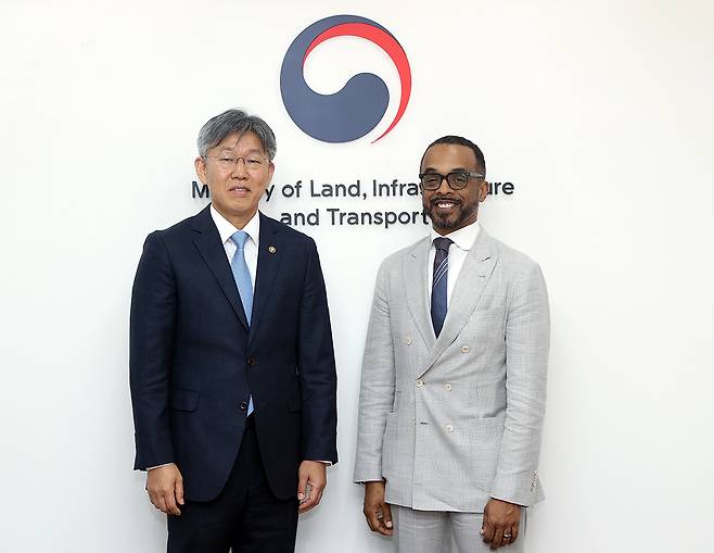 김이탁 국토교통부 제1차관과 크리스 터너 구글 대외협력(지식·정보 부문) 부사장이 24일 서울 중구 국토발전전시관에서 만나 기념 촬영하고 있다. 국토교통부 제공