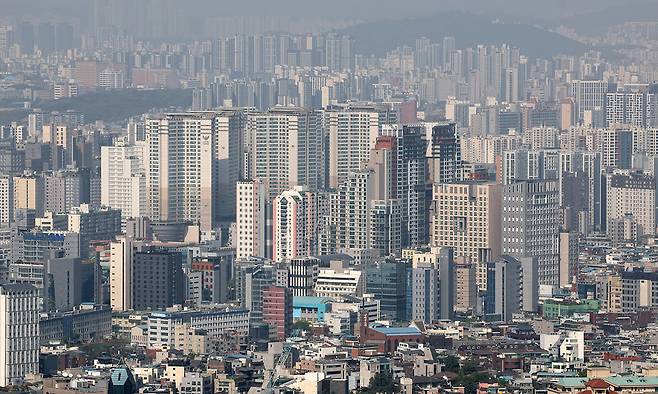 서울 중구 남산에서 바라본 도심 아파트 모습. 뉴시스