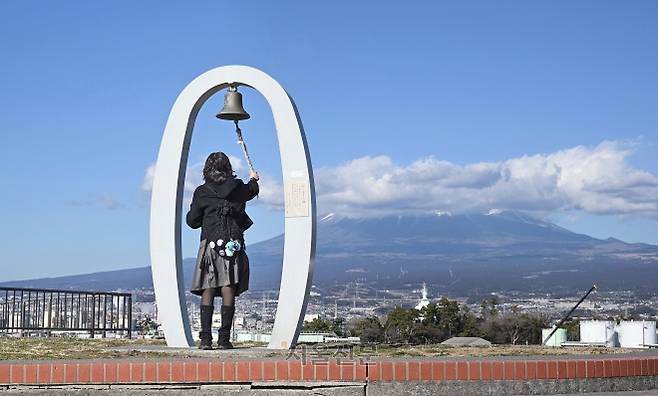 타고노우라 공원의 ‘하지마리의 종’. 일반인은 평안을 빌고, ‘후지산 루트 3776’ 등정을 시작하는 산악인들은 여정의 출발을 후지산에 고하는 장소로 여긴다.