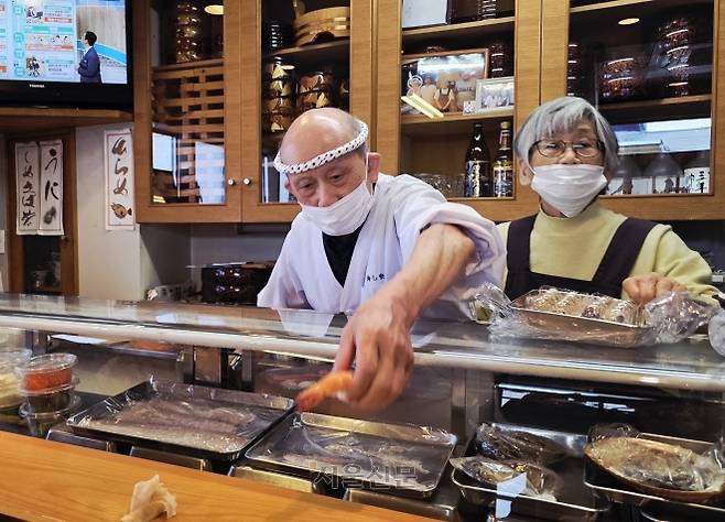 50년 동안 함께 초밥집을 일군 동갑내기 노부부 모습.