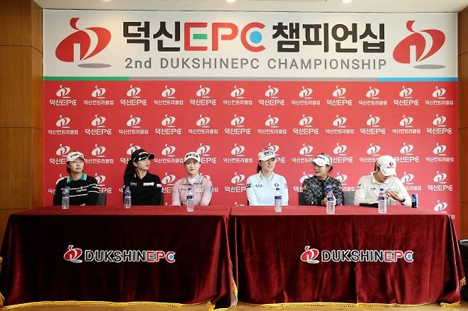 한국여자프로골프(KLPGA)투어 덕신 EPC 챔피언십을 앞두고 23일 충북 충주시 킹스데일GC에서 열린 공식 기자회견에 참석한 선수들이 각오를 밝히고 있다. 왼쪽부터 박지영, 이예원, 지한솔, 김민선, 박현경, 유현조. 대회조직위원회 제공