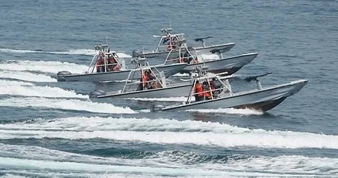 이란 고속 공격정들이 해상에서 기동하고 있다. 미군은 휴전이 깨질 경우 호르무즈 해협 주변의 이란 고속정과 기뢰 부설 선박, 해안 방어 미사일 등을 겨냥한 새 타격안을 검토 중인 것으로 전해졌다. 파르스 통신