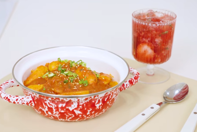 레드와인 비니거를 넣은 토마토 떡볶이(왼쪽)와 딸기에이드. 유튜브 채널 ‘키친인어박스’ 캡처