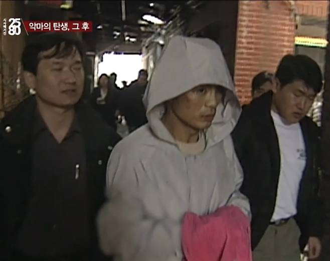 유영철이 2000년 미성년자 성폭행 사건으로 구속된 뒤 현장 검증에 나서고 있다. MBC 방송 화면 캡처