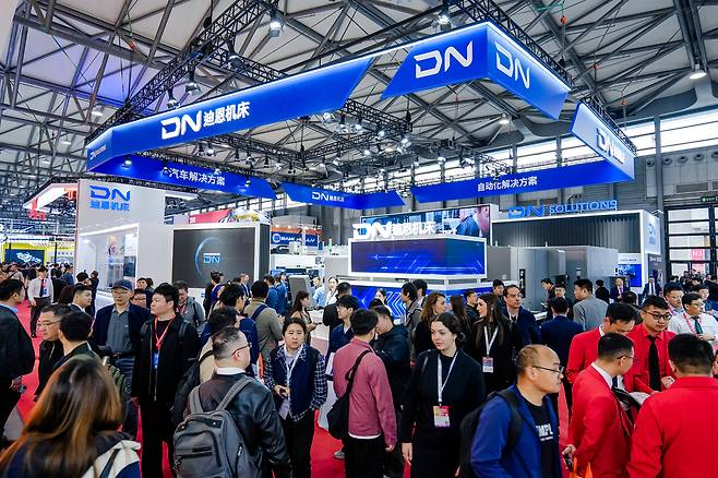 관람객들이 21일 중국 상하이 국제센터에서 열린 CCMT2026 행사에서 DN 솔루션즈 부스를 돌아보고 있다./DN솔루션즈
