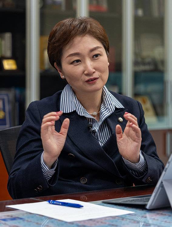 이언주 더불어민주당 최고위원이 4월 7일 서울 여의도 국회에서 ‘신동아’와 인터뷰하고 있다.&nbsp;홍태식 객원기자