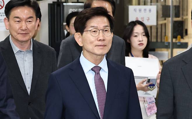 김문수 전 국민의힘 대통령 후보가 24일 서울 서초구 서울중앙지방법원에서 열린 제21대 대통령선거 선거법 위반 1심 선고 공판에서 벌금 50만원을 선고받은 뒤 법정을 나서고 있다. ⓒ연합뉴스