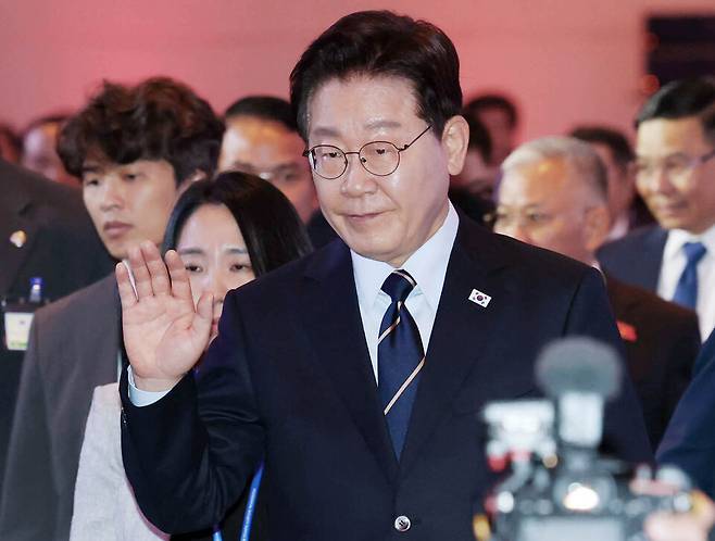 이재명 대통령이 23일(현지시간) 베트남 하노이의 한 호텔에서 열린 한-베트남 비즈니스 포럼에서 발언을 마친 뒤 행사장을 나서고 있다. ⓒ연합뉴스