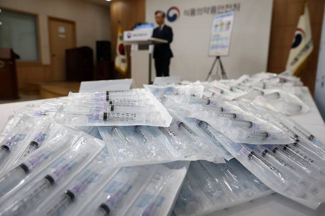 24일 양천구 서울지방식품의약품안전청에서 주사기 매점매석 1차 특별단속 결과 브리핑이 진행되고 있다. ⓒ연합뉴스
