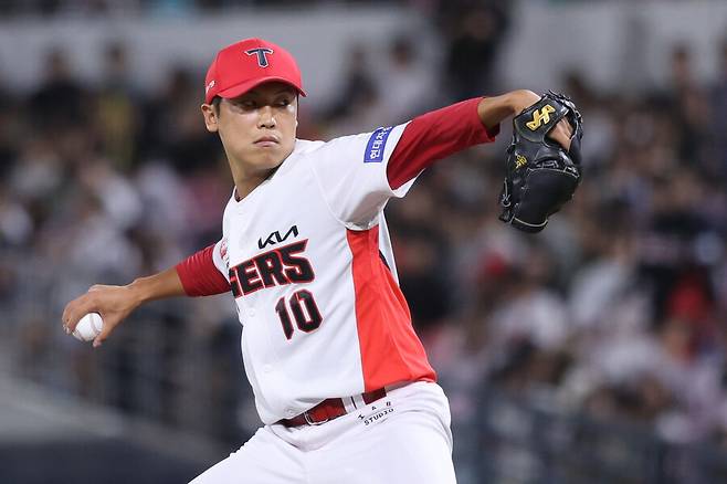 ▲ 연수 이후 뚜렷한 가능성을 보여줬던 유승철은 2025년 활약이 부진했고 부상까지 겹쳐 어려움을 겪고 있다 ⓒKIA타이거즈