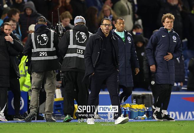 ▲ 잉글랜드 프리미어리그 빅클럽 첼시가 흔들리고 있다. 114년 만에 5경기 연속 무득점 패배로 고개를 떨궜고 끝내 신임 사령탑과 3개월 만에 결별을 선언했다. 프랑스 스트라스부르 시절 평균 연령 21세의 젊은 선수단으로 유럽대항전을 뚫어낸 리엄 로즈니어 감독 '매직'이 영국에선 전혀 통하지 않았다.&nbsp;