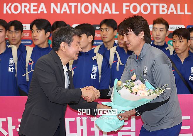 ▲ 2026 국제축구연맹(FIFA) 북중미 월드컵 본선행 티켓을 따낸 축구대표팀이 6일 오후 인천국제공항을 통해 귀국했다. 정몽규 회장이 홍명보 감독에게 꽃다발을 전달하고 있다. ⓒ곽혜미 기자