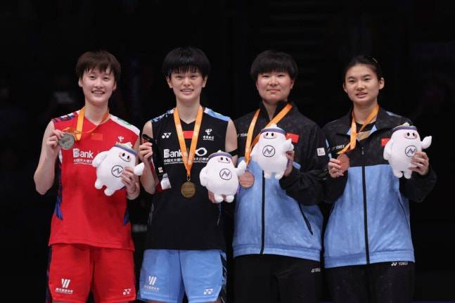 ▲ 중국 여자 배드민턴은 2년 전 청두에서 열린 세계여자단체선수권대회에서 우승했다. 올해 덴마크 대회에서도 강력한 우승후보로 점쳐진다. 단식 3경기가 펼쳐지는 대회 규정에서 왕즈이(왼쪽서 두번째), 천위페이(왼쪽), 한웨(오른쪽)가 나서는 라인업이 안세영을 보유한 한국보다 강할 수 있다는 평도 있다.