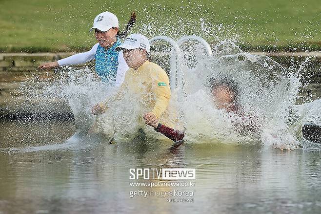 ▲&nbsp;셰브론 챔피언십은 우승 후 18번 홀 인근 연못에 뛰어드는 세리머니로 유명하다. 이번 코스에는 호수가 없어 작은 수영장을 설치해 전통을 이어간다. 사진은 2025년 우승자 사이고 마오 입수 장면.