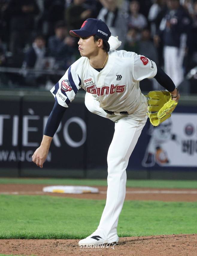 2026 신한 SOL KBO리그 롯데 자이언츠 대 두산 베어스 경기가 23일 부산 사직야구장에서 열렸다.  롯데 현도훈이 역투하고 있다. /사진=김진경 대기자