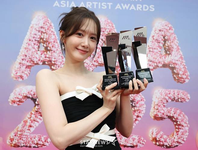배우 임윤아가 가오슝 내셔널 스타디움에서 진행된 스타뉴스 주최 '10주년 아시아 아티스트 어워즈 2025(10th Anniversary Asia Artist Awards 2025, '10주년 AAA 2025')에서 대상 올해의 여우주연상, 베스트 아티스트, 아시아스타상을 수상한 뒤 포즈를 취하던 모습 /사진=이동훈 photoguy@