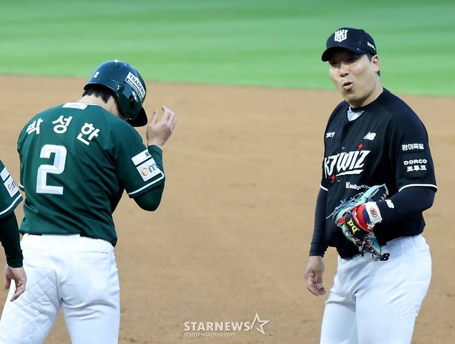 [포토]'머신도 고개를 절래절래' 1회에 이어 2회에도 안타추가 박성한에