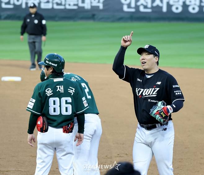 [포토]'머신도 고개를 절래절래' 1회에 이어 2회에도 안타추가 박성한에