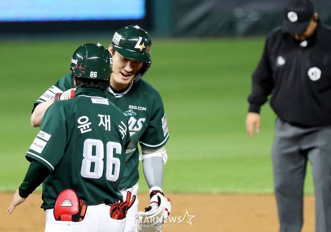 [포토]'5회말 1점 추가!'  오태곤