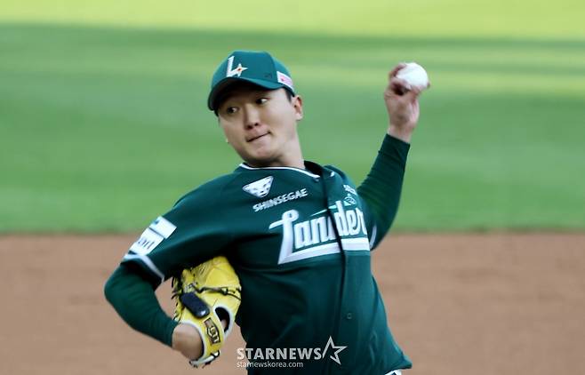 SSG 랜더스 좌투수 김건우가 24일 인천 SSG랜더스필드에서 열린 KT 위즈와 2026 신한 SOL KBO리그 홈경기에 선발 등판해 역투를 펼치고 있다. /사진=강영조 선임기자