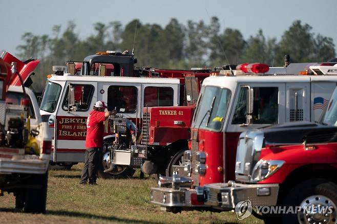 미국 조지아주 산불 확산…주지사 비상사태 발령 (나후타[미국 조지아주]=연합뉴스) = 미국 조지아주 남부에 산불이 발생해 22일 주지사가 비상사태를 발령했다. 소방관들이 산불 발생 지역에 진화를 위해 집결해 있다. [AFP 연합뉴스]