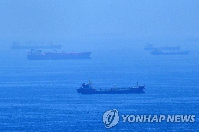 호르무즈 해협에 닻을 내리고 멈춰 있는 선박들 [AP=연합뉴스 자료사진. 재판매 및 DB 금지]