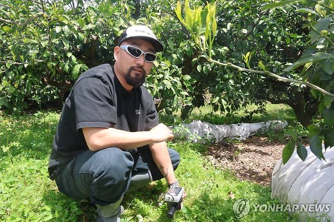 토양수분 측정기 체크하는 손주민씨 [촬영 고성식]