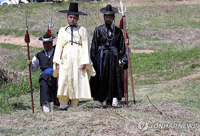 노산군으로 강봉된 단종유배길 569년 만에 재현 (영월=연합뉴스) 이재현 기자 = 제59회 단종문화제 첫날인 24일 영월군 청령포에서 조선 제6대 임금이자 비운의 왕 단종이 노산군(魯山君)으로 강봉된 채 나룻배를 타고 청령포로 들어가는 569년 전 단종유배길 행사가 재현됐다. 2026.4.24 jlee@yna.co.kr