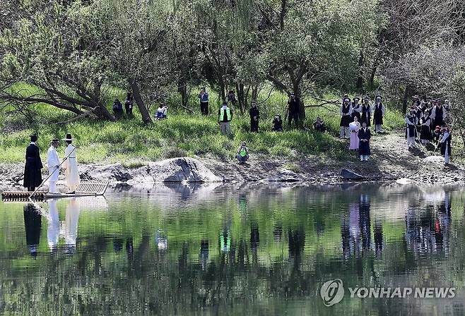 노산군으로 강봉된 단종유배길 569년 만에 재현 (영월=연합뉴스) 이재현 기자 = 제59회 단종문화제 첫날인 24일 영월군 청령포에서 조선 제6대 임금이자 비운의 왕 단종이 노산군(魯山君)으로 강봉된 채 나룻배를 타고 청령포로 들어가는 569년 전 단종유배길 행사가 재현됐다. 2026.4.24 jlee@yna.co.kr