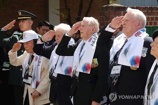 '노병 경례' (가평=연합뉴스) 임병식 기자 = 24일 오전 경기도 가평군 영연방 참전기념비에서 열린 가평전투 75주년 기념식에서 참전용사들이 유엔군 기수단을 향해 경례하고 있다. 2026.4.24 andphotodo@yna.co.kr