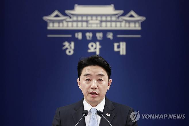 강훈식 비서실장, 비상경제 상황 관련 브리핑 (서울=연합뉴스) 한상균 기자 = 강훈식 대통령비서실장이 24일 청와대 기자회견장에서 비상경제 상황 관련 브리핑을 하고 있다. 2026.4.24 [청와대통신사진기자단] xyz@yna.co.kr