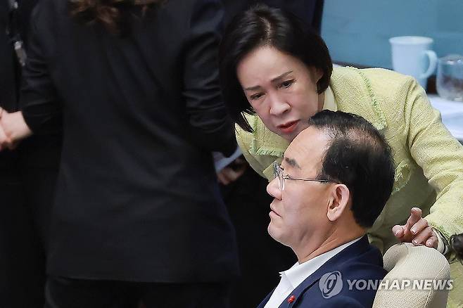 대화하는 주호영 국회부의장-국민의힘 이인선 대구시당위원장 (서울=연합뉴스) 신현우 기자 = 31일 국회에서 열린 3월 임시국회 제3차 본회의에서 주호영 국회부의장이 국민의힘 대구시당위원장인 이인선 의원과 대화하고 있다. 2026.3.31 nowwego@yna.co.kr