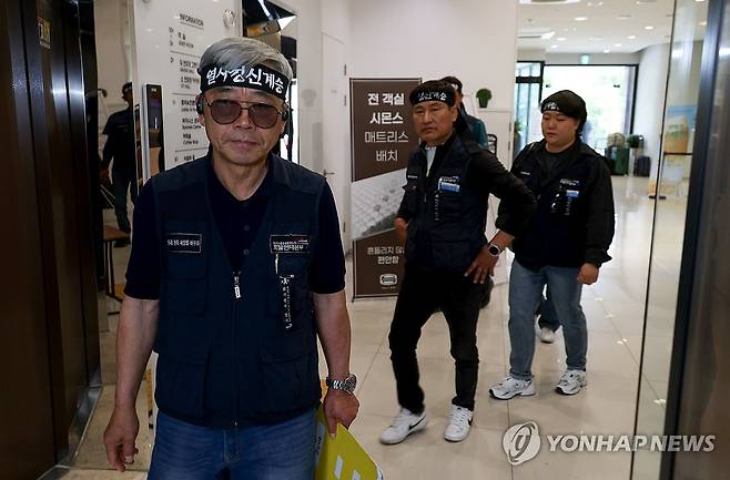 재차 교섭 나선 화물연대-BGF로지스 (창원=연합뉴스) 박영민 기자 = 화물연대가 조합원 사망사고 이후 투쟁을 이어가는 가운데 24일 오후 경남 창원시 의창구 팔용동 한 호텔에서 열린 BGF로지스와의 교섭 회의에 참석하기 위해 김종인 화물연대 정책교섭위원장 등이 회의실로 향하고 있다. 2026.4.24 ymp@yna.co.kr