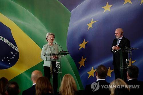 1월 브라질에서 EU-메르코수르 FTA에 서명한 뒤 기자회견하는 폰데어라이엔 EU집행위원장(왼쪽)과 룰라 브라질 대통령 [AP 연합뉴스 자료사진. 재판매 및 DB 금지]