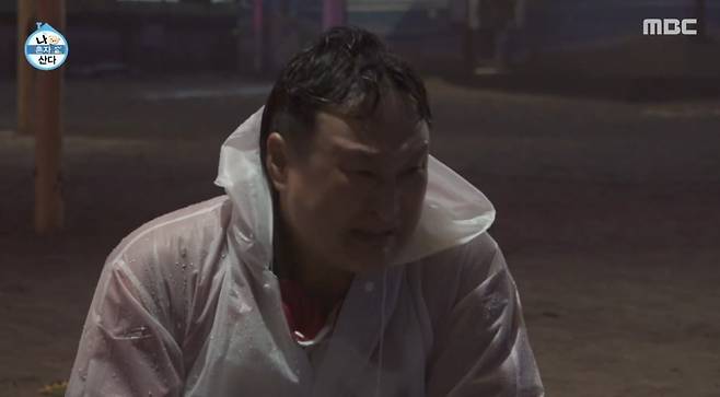 '나 혼자 산다'에서 구성환이 반려견 '꽃분이'에게 눈물의 작별 인사를 건넸다./사진=MBC 방송 화면 캡처