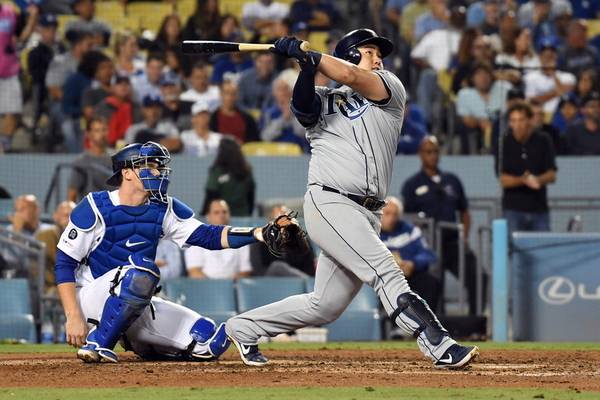 탬파베이 레이스 시절 최지만(오른쪽)이 미국 로스앤젤레스 다저스타디움에서 열린 미국 프로야구 메이저리그 LA 다저스와의 경기 6회에 솔로 홈런을 터뜨고 있다. /연합뉴스