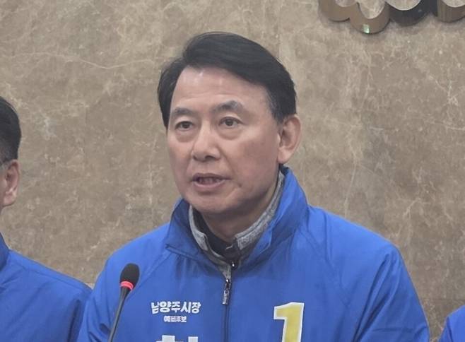 ▲더불어민주당 경기도당 선관위는 24일 6·3 지방선거 남양주시장 후보로 최현덕 전 남양주 부시장을 공천했다. 국민의힘 주광덕 현 시장과 대결할 최 전 부시장은 '용광로 원팀'을 만들어 남양주시장 선거에서 승리하겠다고 밝혔다. /박현기 기자 jcnews8090@incheonilbo.com