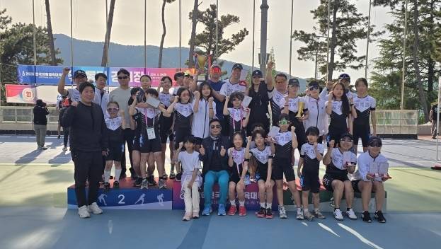 25일 경남 김해시 삼계인라인스케이트장에서 열린 2026 전국생활체육대축전 롤러에서 종목우승 18연패를 달성한 경기도 선수단이 기념사진을 찍고 있다. <경기도롤러스포츠연맹 제공>