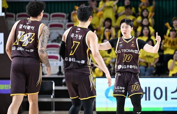 창원LG 선수들이 25일 창원체육관에서 열린 고양 소노와 경기에서 항의하고 있다. /KBL