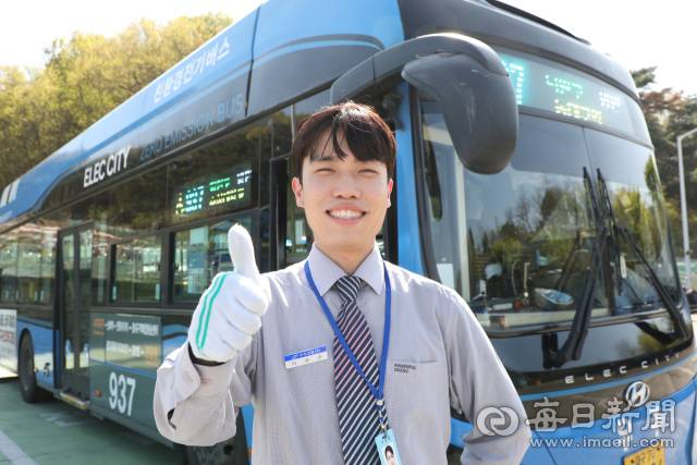 한양대 공과대학을 졸업하고 대구 시내버스 기사로 취업한 이승준(28) 씨가 버스 앞에서 환한 표정으로 엄지를 치켜올리고 있다. 스펙보다 생존을, 간판보다 현장을 선택하는 청년들이 늘고 있다. 정운철 기자 woon@imaeil.com