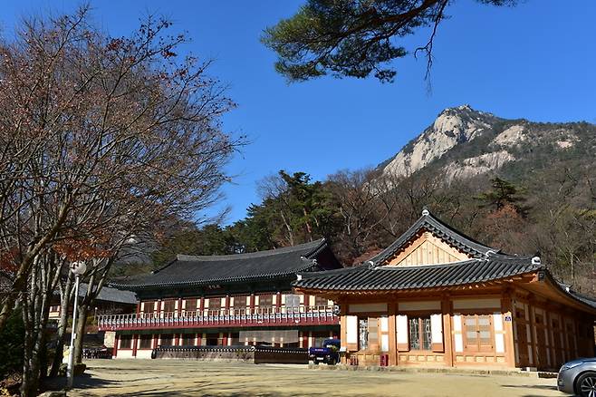 문경 봉암사 경내 전경. 맑게 갠 하늘 아래 단정한 기와지붕의 전각들이 자리하고, 뒤로는 암릉이 드러난 속리산 자락이 병풍처럼 둘러서 있다. <강남진기자>