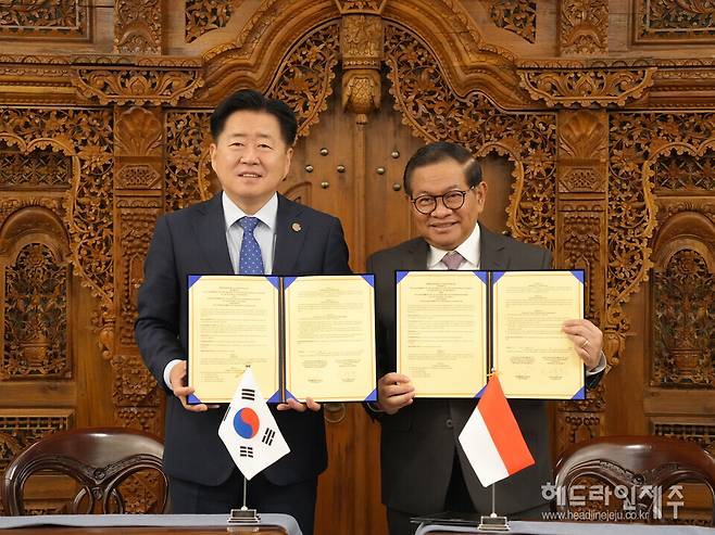 제주도와 인도네시아 자카르타 우호도시 협약 체결식에서 오영훈 제주도지사와 프라모노 아눙 자카르타 주지사가 협약서를 들어 보이며 기념촬영을 하고 있다.